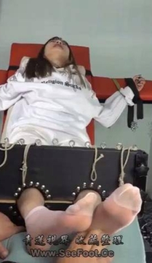 ����ѡ���˿��Ů�˱������ӽ�